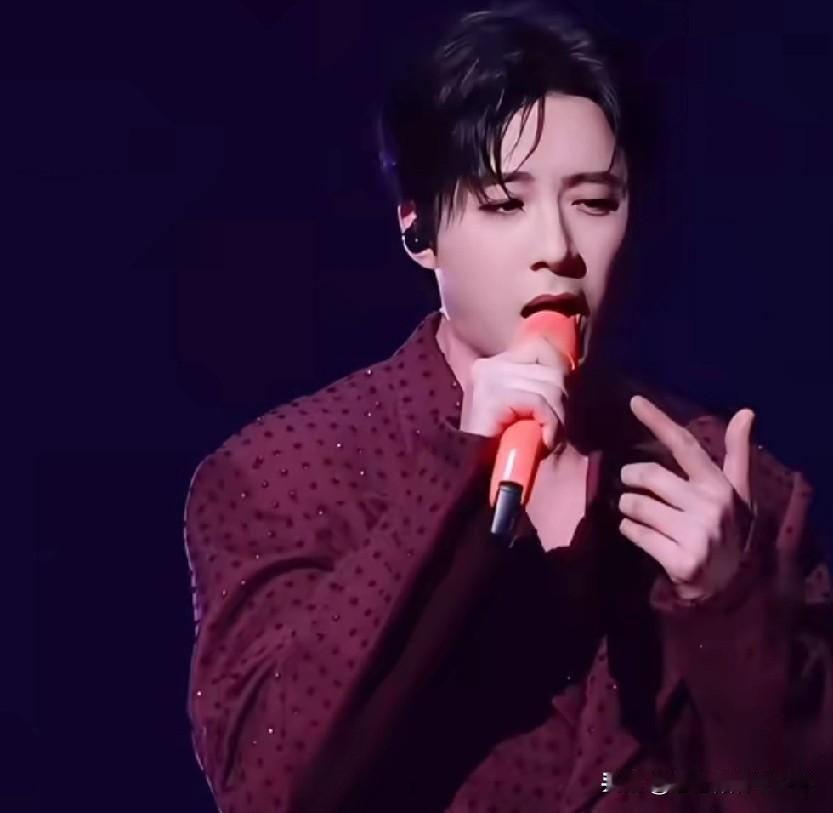 刘宇宁演出服装又引发热议，网友调侃“福利太多，眼睛都忙不过来”。身材优势确