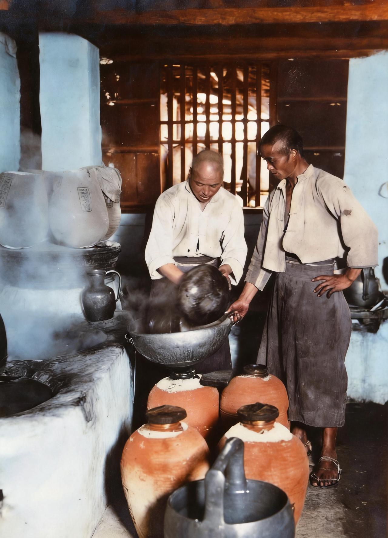 这是1920年代浙江绍兴的酒坊中工人在酿状元红。民国的文献中将状元红称为元红，但