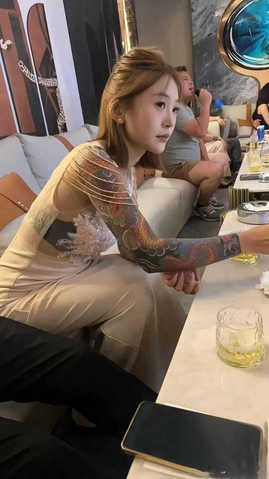 看见花臂，五味杂陈。