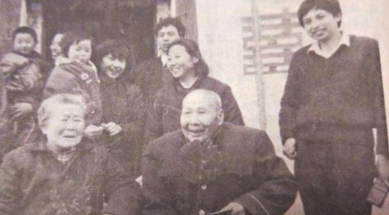 1987年，蒋红英在店里买菜，无意说起自己曾经是红军，店小妹也很健谈，聊起老红军
