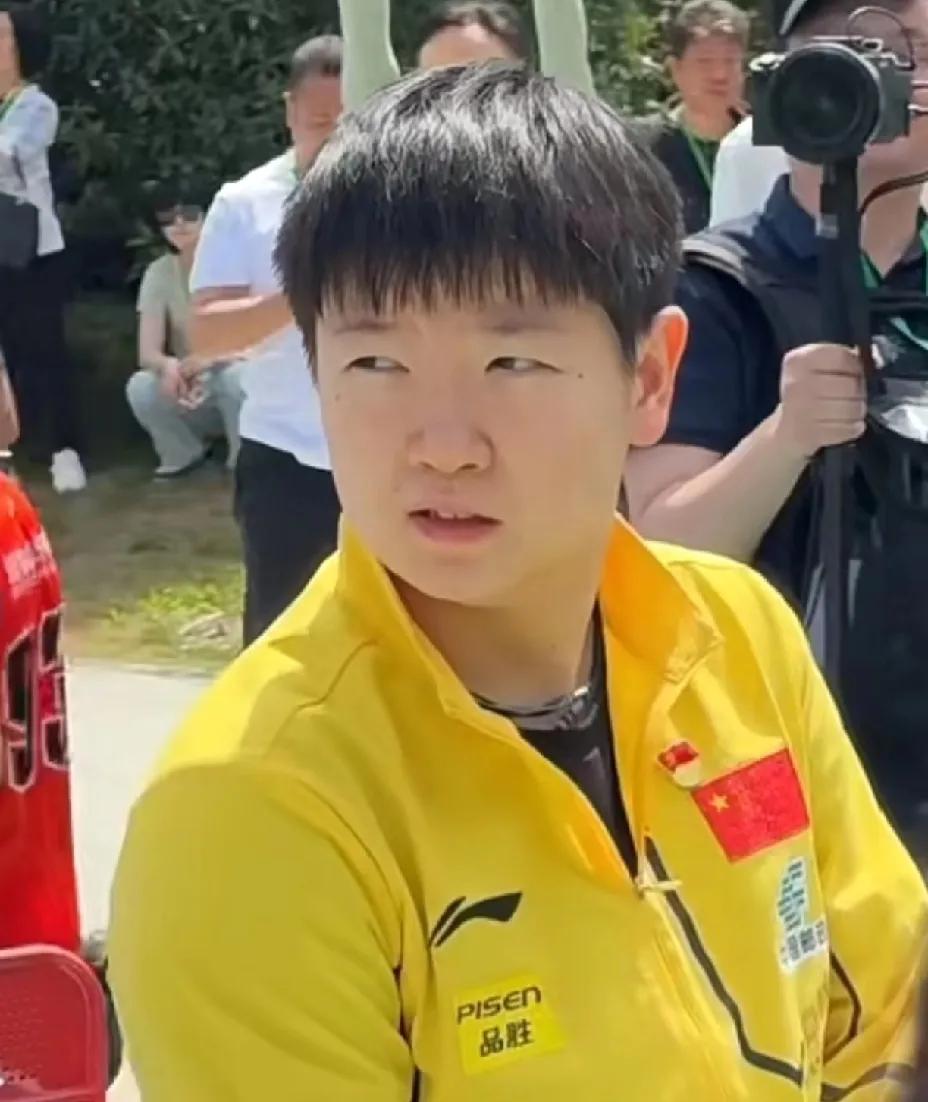 这么热的天，还穿着队服，关键是在成都，都热成啥了。个个都没精打采的，