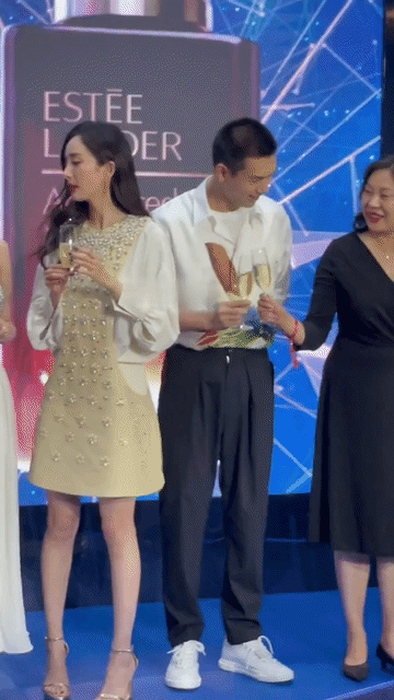 李现从小心翼翼看杨幂脸色到被幂姐频频照顾，这也算是现哥越来越优秀的证明了，早期还