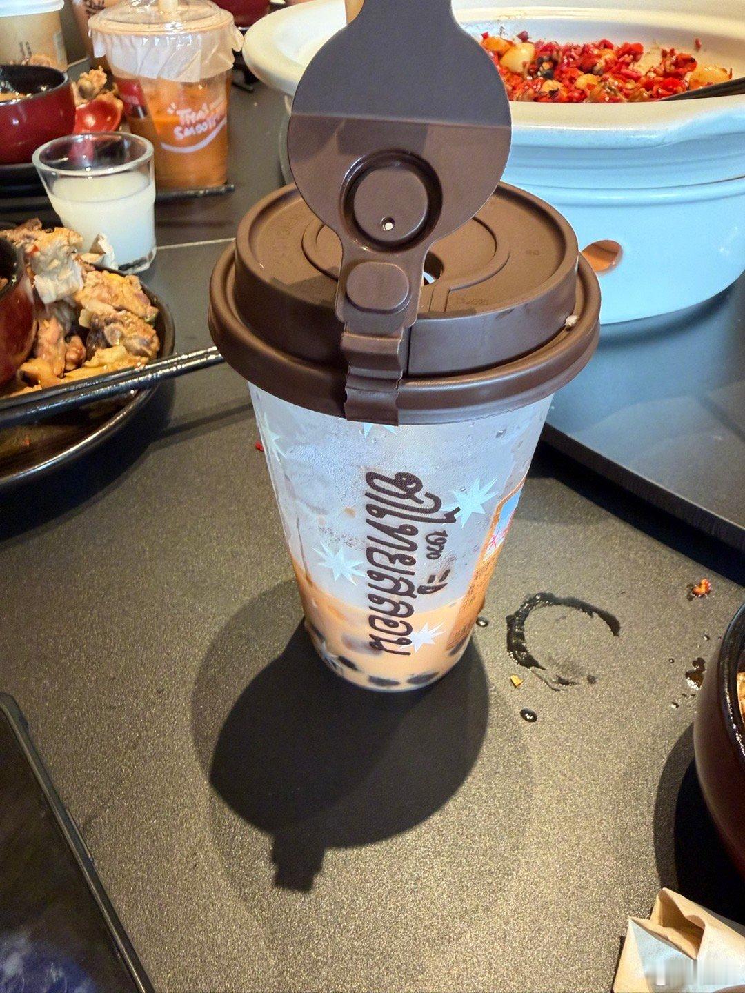 中午吃饭备了白酒，终究还是没开。现在的年轻人，更爱点上一杯奶茶。🥤白酒醇厚，是