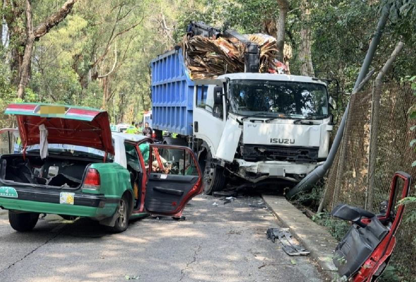 香港粉锦公路往荃湾近粉岭高尔夫球场，一部新界的士今日（3月5日）上午11时许，迎