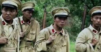 1943年，一交通员送情报途中撞见伪军。跑，跑不了。藏，又没地方藏。突然，他“噗