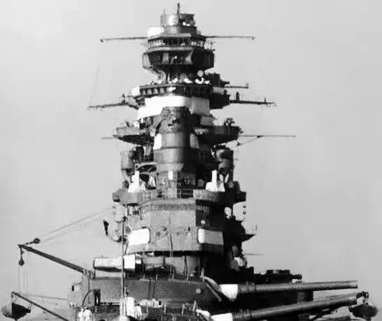 在大炮巨舰时代，最厚重的装甲永远配给司令塔，虽然在海战中命中司令塔概率很低，但海