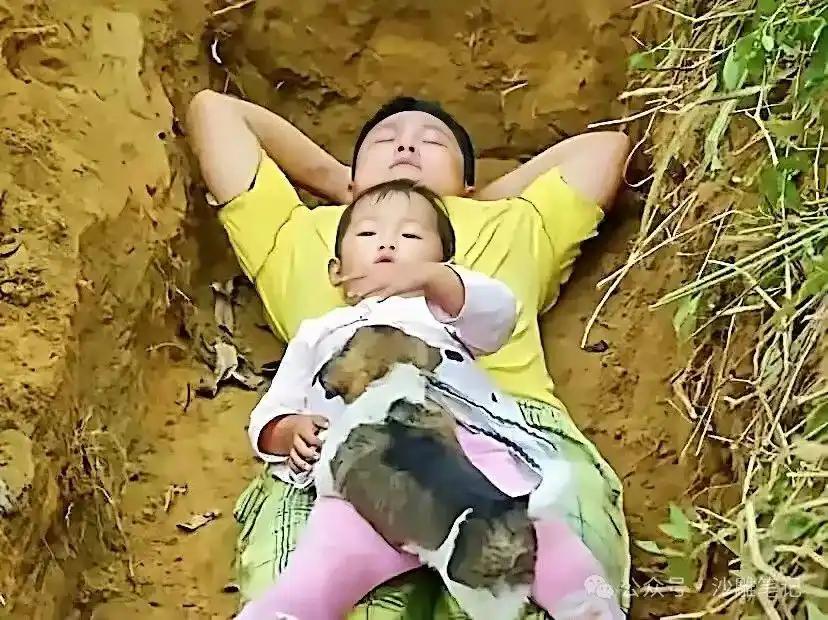 2017年，爸爸提前为身患重病的2岁女儿挖好坟墓，年轻的父亲知道女儿时日不多，每
