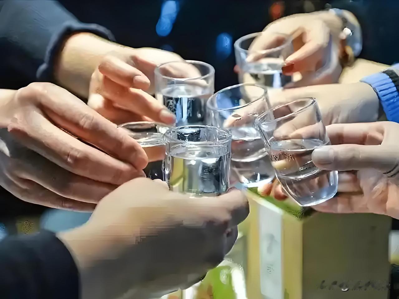 苏州，28岁男子在公司年会上，喝了1瓶半多白酒后，不省人事，几个同事把他送回宿舍