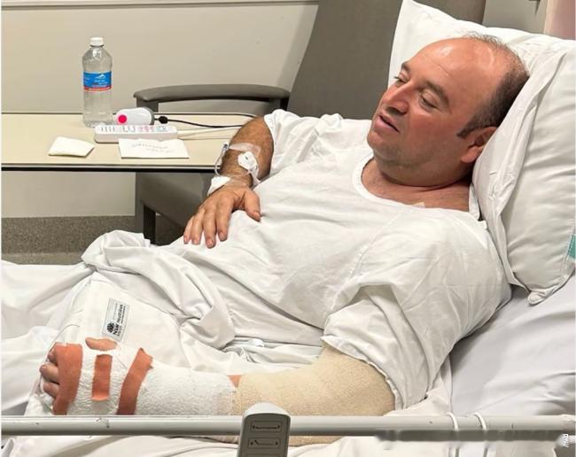 在2025年12月14日发生的澳大利亚悉尼邦迪海滩恐怖袭击事件中，英雄男子艾哈迈