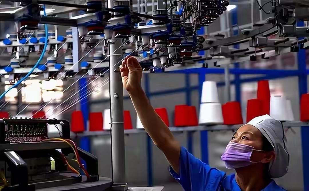 越南的工厂，最近有点冷清。理由不难理解：订单少了，生产线转得慢了，不少工人也