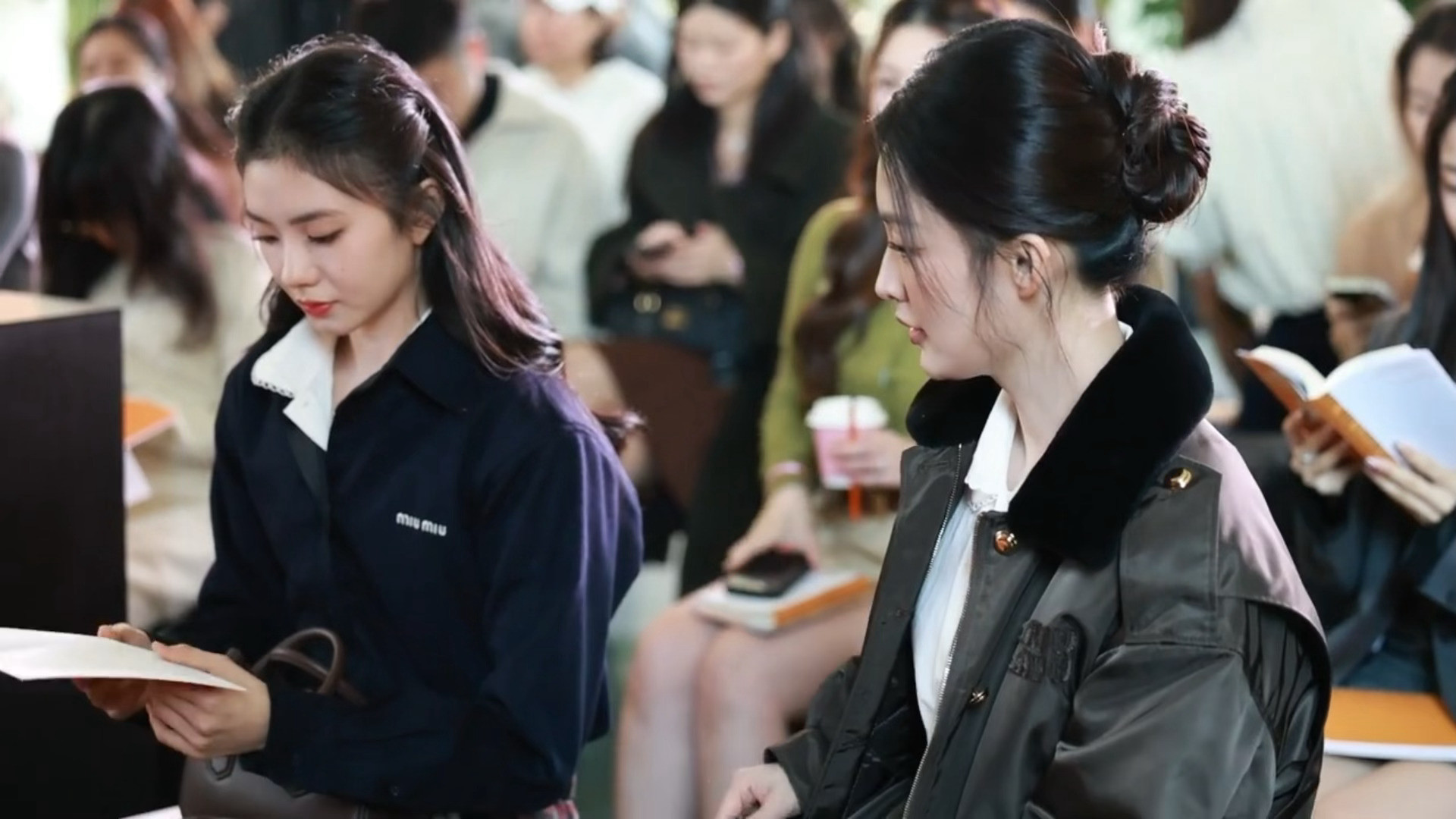 所有人来看！！我的两个老婆同框了