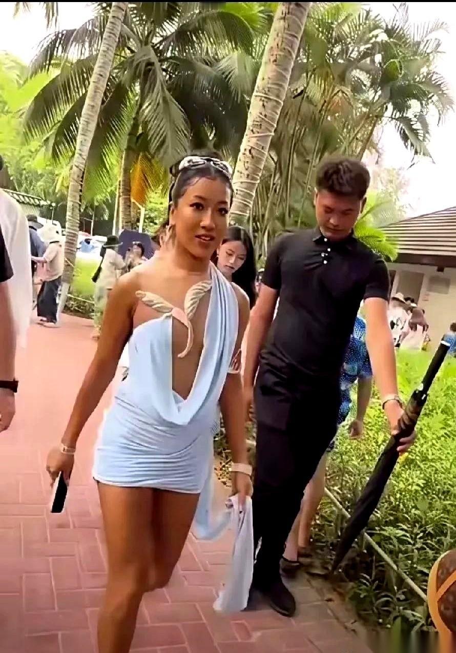 “她稍微大点动作，胸部就要跳出来！”这话不是谁在背后嚼舌根，是亲眼看到的网友直