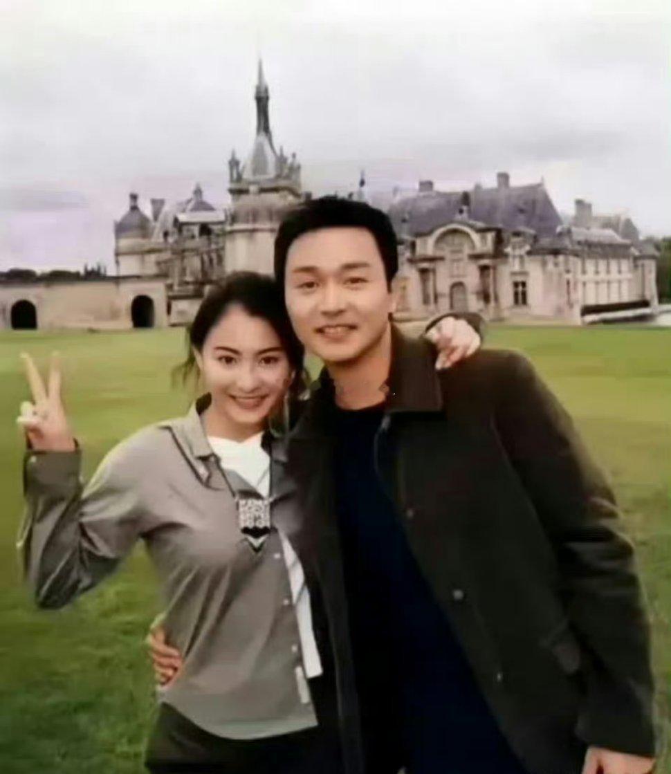 十九岁的张柏芝和四十三岁的张国荣，在那个没有美颜滤镜的年代，形象美的真实，不愧是
