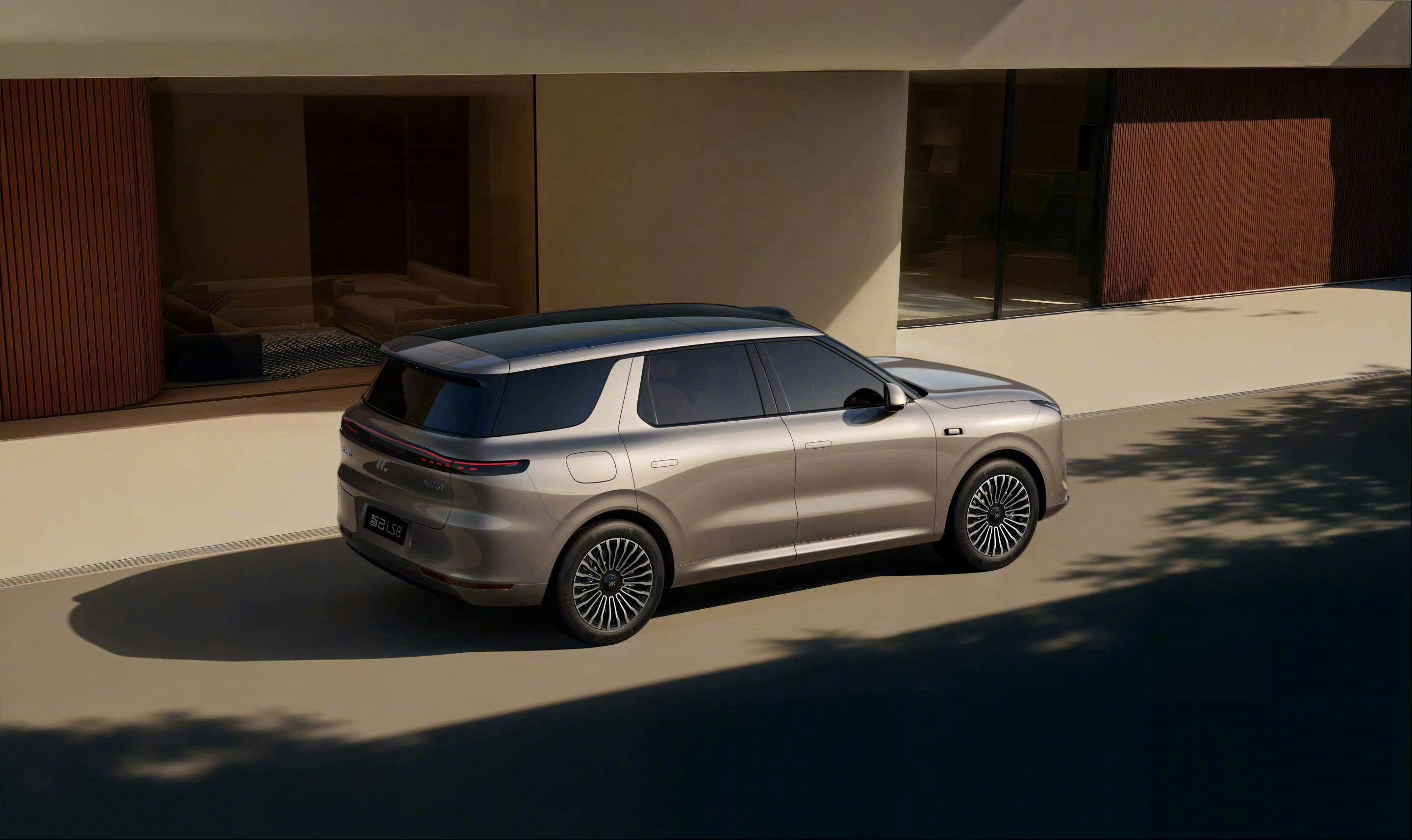 智己LS8跟大哥LS9一样的800V架构，长续航大电池带后轮转向，大5座和6座