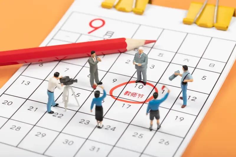 真该给教师和学生松松绑了！基层许多学校的课程表，几乎都是早上两节课，中午四节课