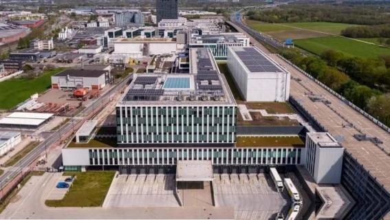 美国贸易代表在发布会上，曾经抛出一枚重磅炸弹：中国，有了一台EUV光刻机。荷兰政