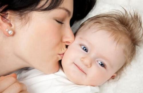 母乳妈妈学会这样给宝宝喂奶, 奶水源源不断, 宝宝不会吐奶和溢奶
