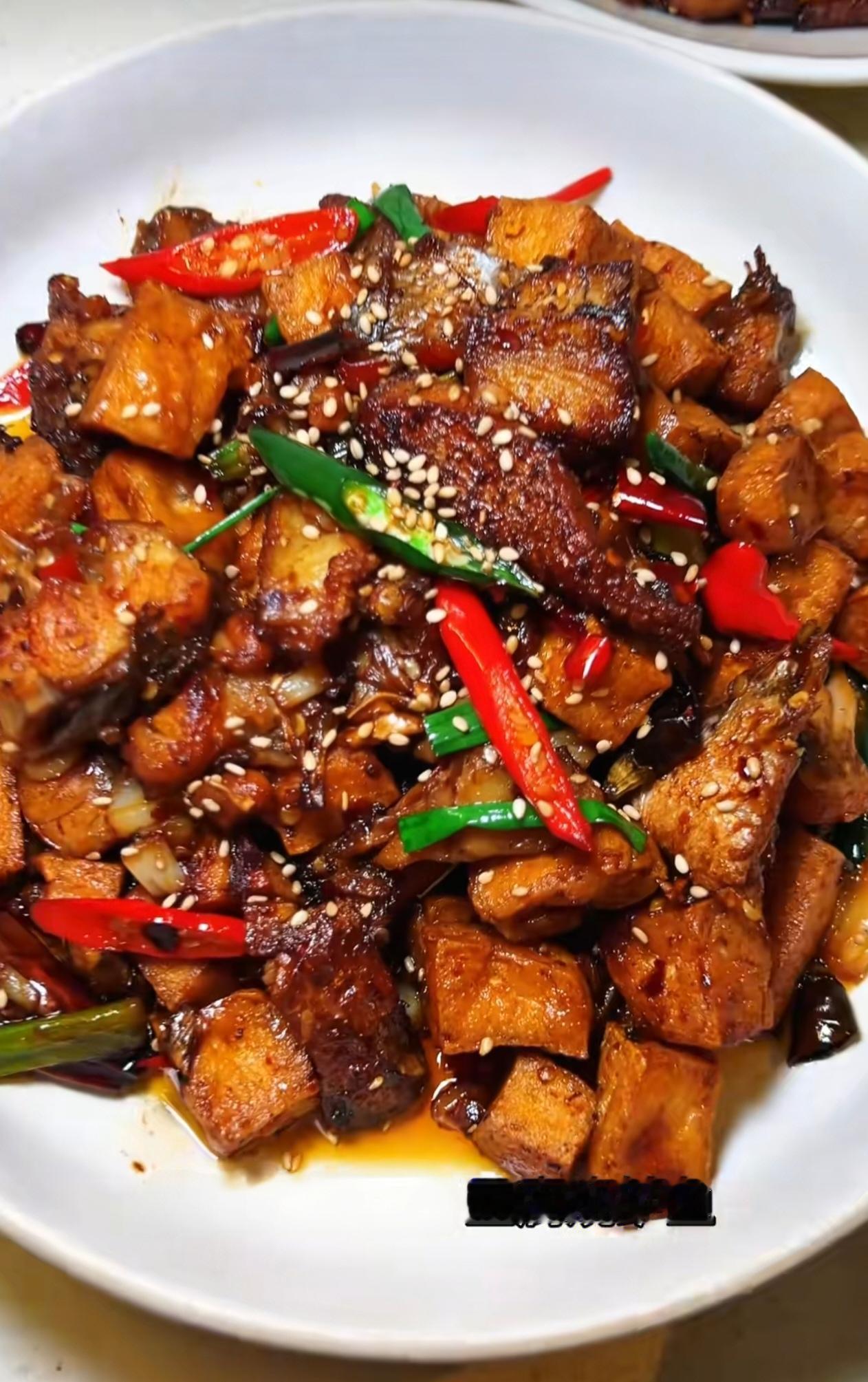 闺蜜晒出她老公做的午饭，瞬间羡慕了这一桌家常菜香到心坎里，冷吃麻辣肉干、泡椒