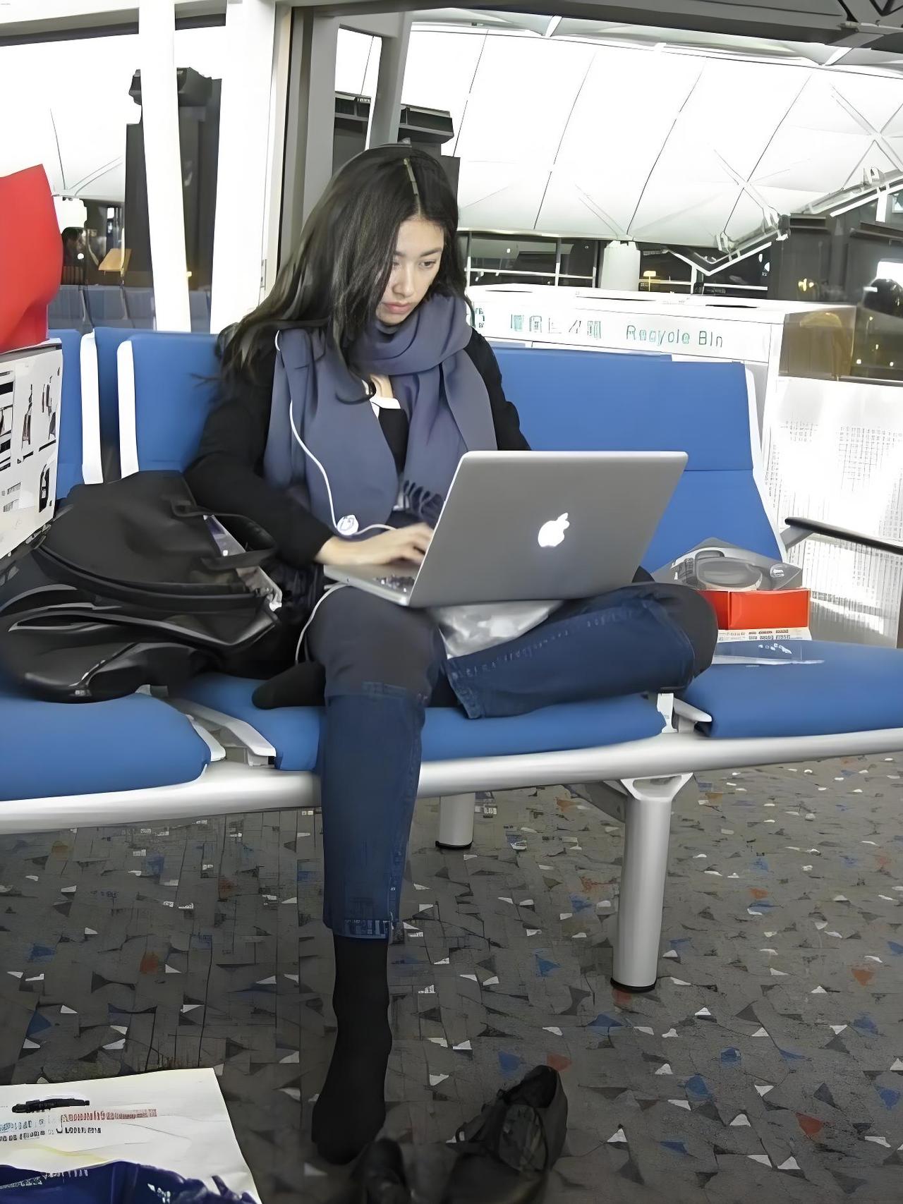 早期，朱珠在机场候机大厅的一张素颜照，看她青春靓丽的样子，也就20多岁的感觉。