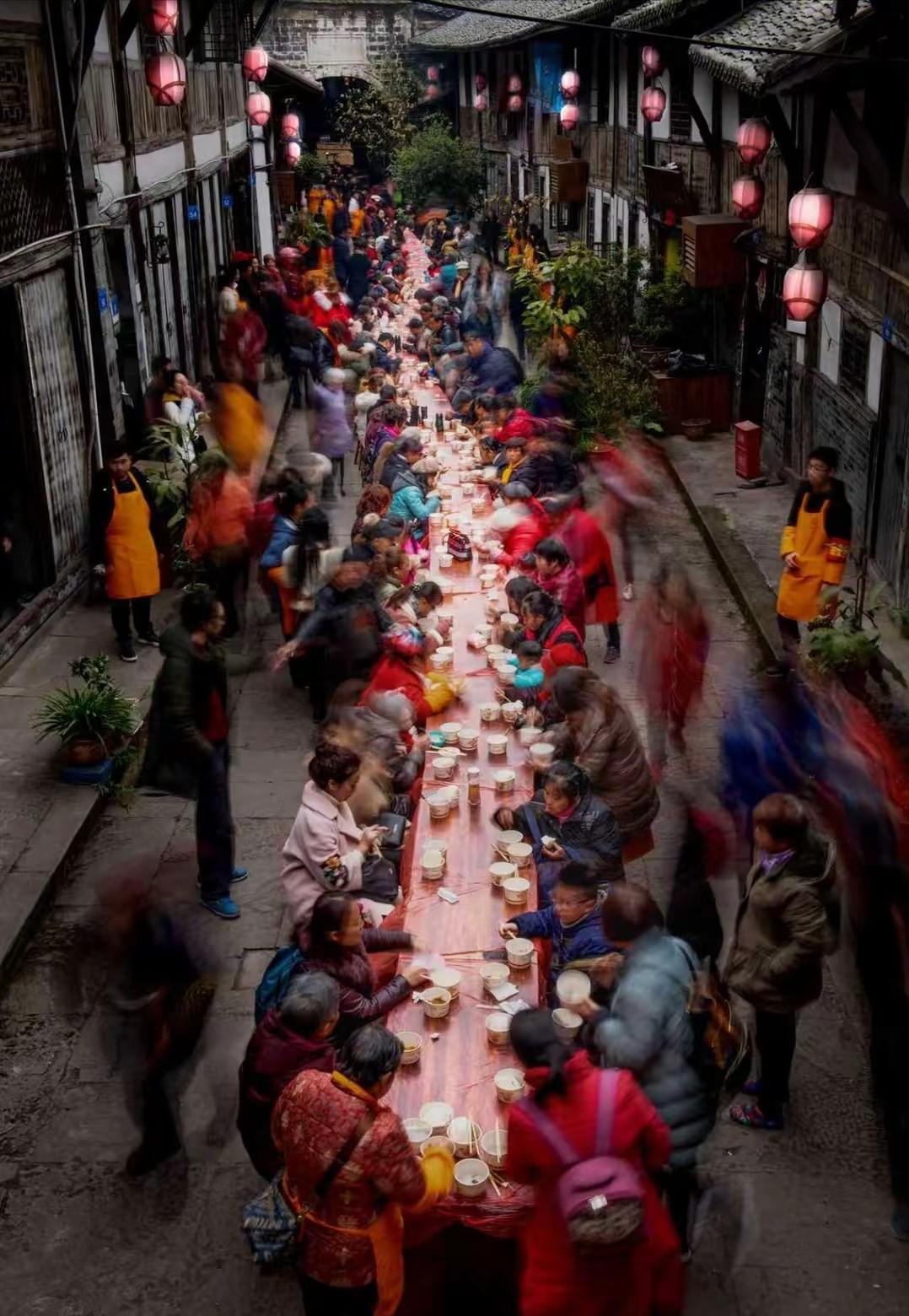 上午在街边闲逛，听到了一句让人非常震惊的话。有人聊天的时候说了一句，穷的好好的