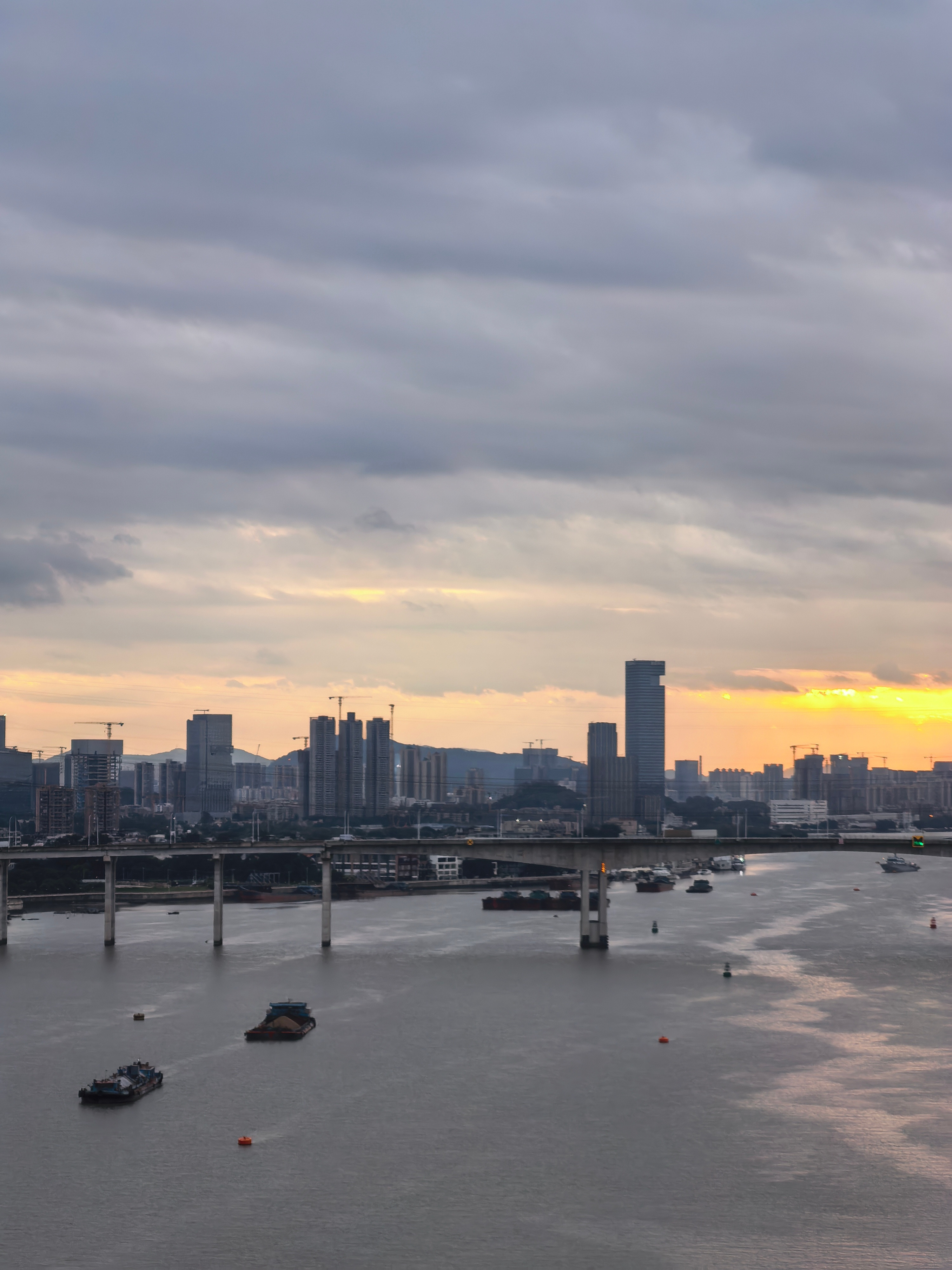 广州的朋友们早呀～见过凌晨5点48分26秒的太阳吗[滑稽笑]​​​