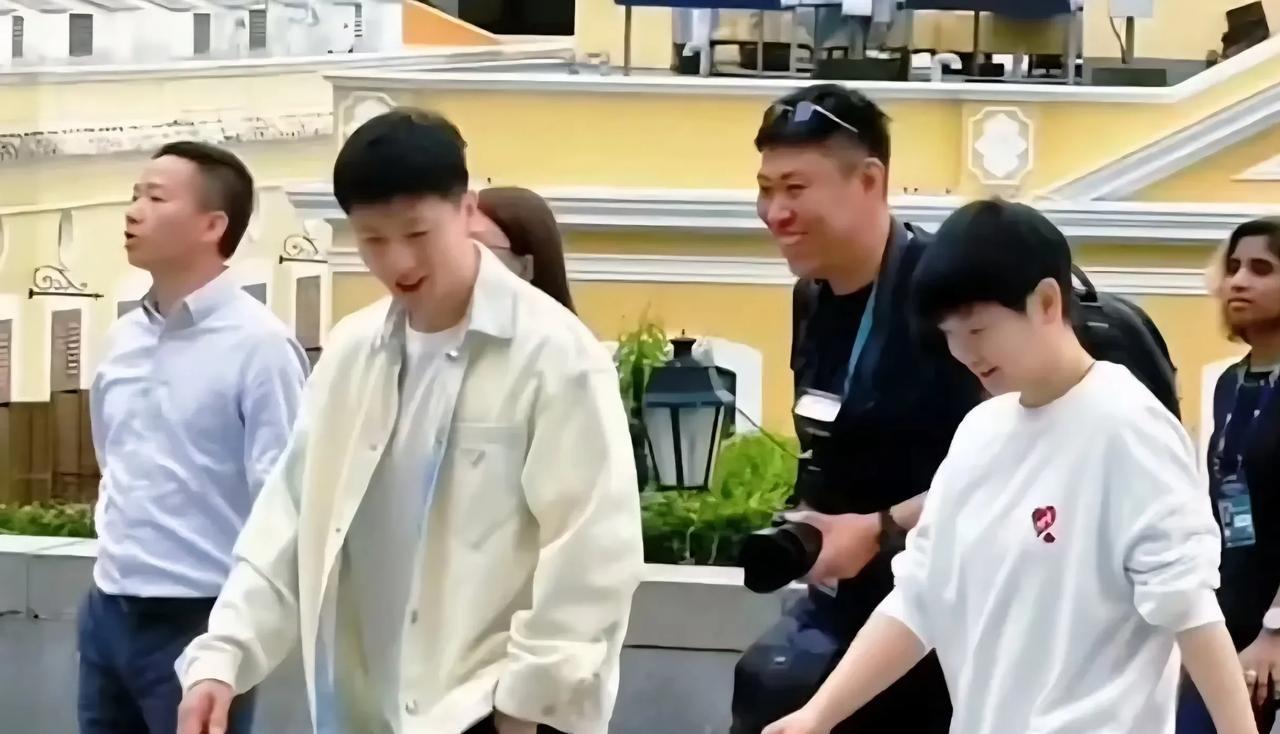 莎莎有很多面跟马龙在一起的莎莎是乖乖的小姑娘只有跟她大头哥哥在一起才是那