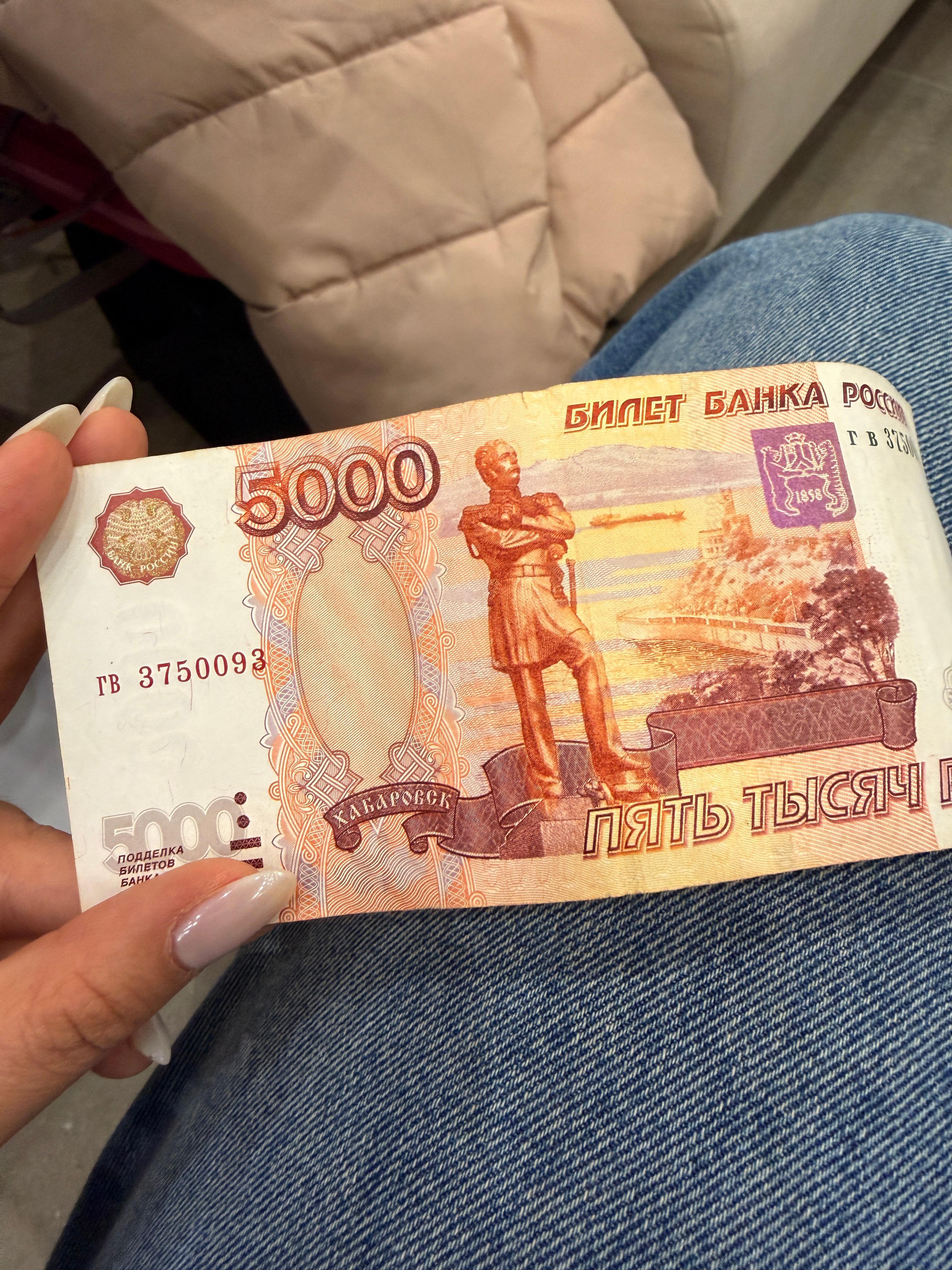 我想买杯啤酒🍺可惜毛子找不开我的5000卢布₽只能买杯可乐喝了折合人民币这瓶可