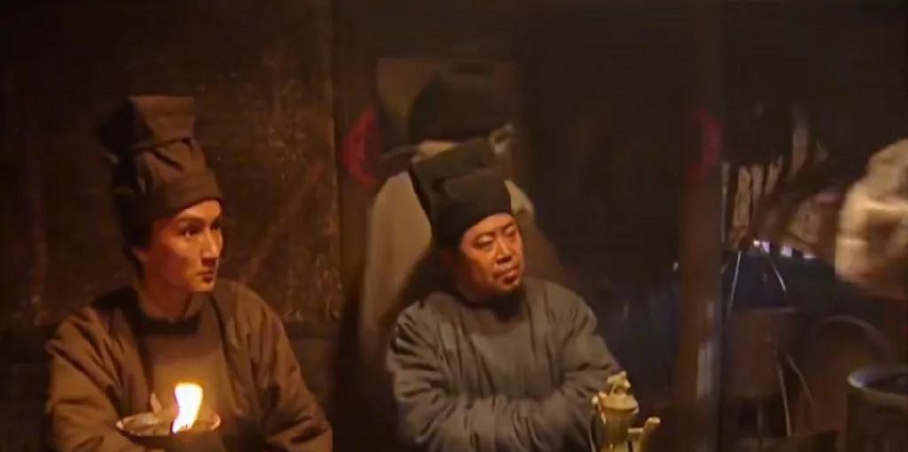 林冲被发配沧州。远在东京的高俅仍觉得林冲日后是个威胁，便派【陆谦】和【富安】二人