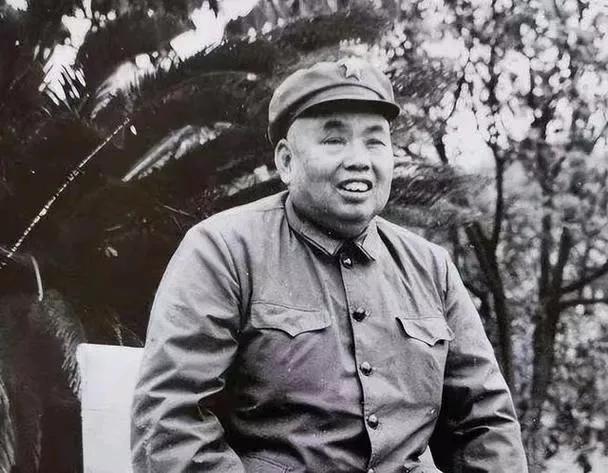 1957年，许世友将军的警卫连长去上海出差，和一男人擦肩而过。军人的警觉，让他