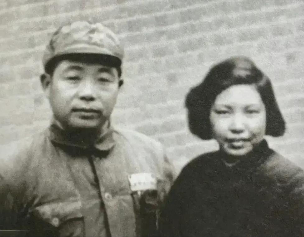 1949年，陈赓带着“妹妹”来到陈锡联的指挥部，陈赓说：“胖子！你看我妹