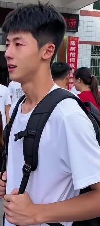那个要去参军的男孩，爸妈早就不在了，身边没一个亲人来送他。队伍要出发的时候，他