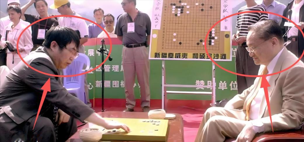 1983年，金庸设家宴款待聂卫平。保姆上了15只大闸蟹，聂卫平狼吞虎咽吃了13只