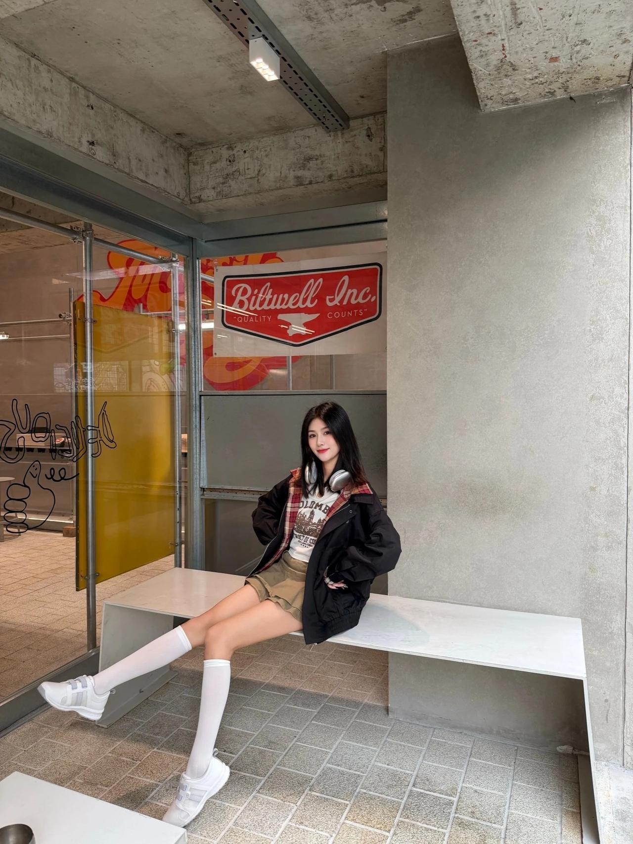 美女模特照应该怎样拍少女摄影|NO.0319期可爱学院风少女商场随拍