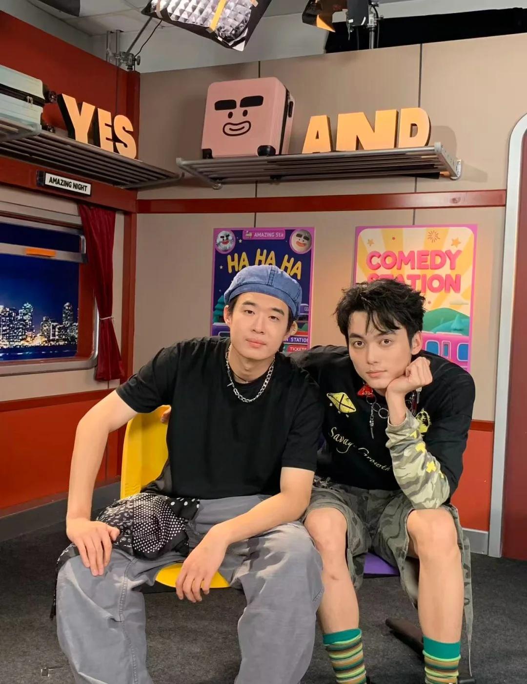 很好，今天又嗑美了完全是情侣写真来的吧你俩终于又恢复人前对抗路那一套了但其