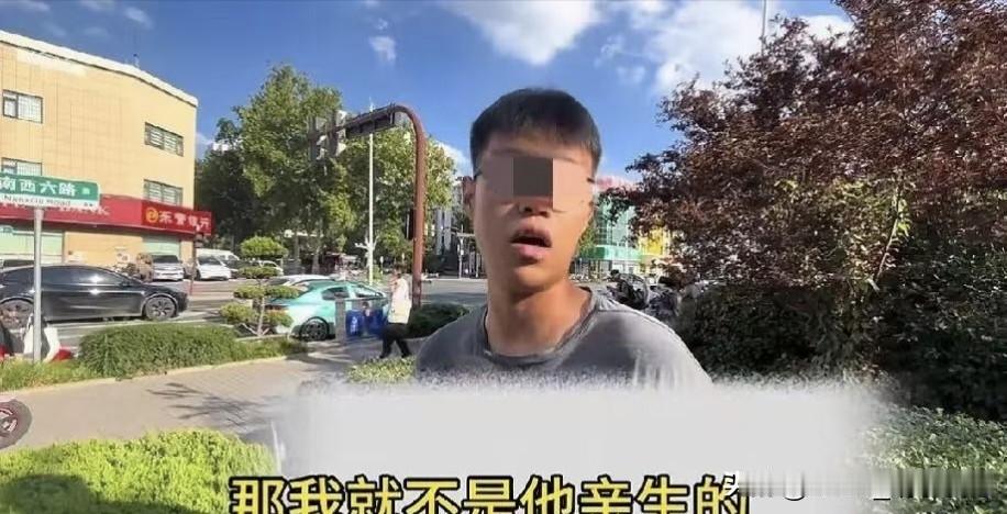 同母异父命不同：弟弟有房有亲爹，他寻亲失败打养父，两头踏空。同样是养了20来
