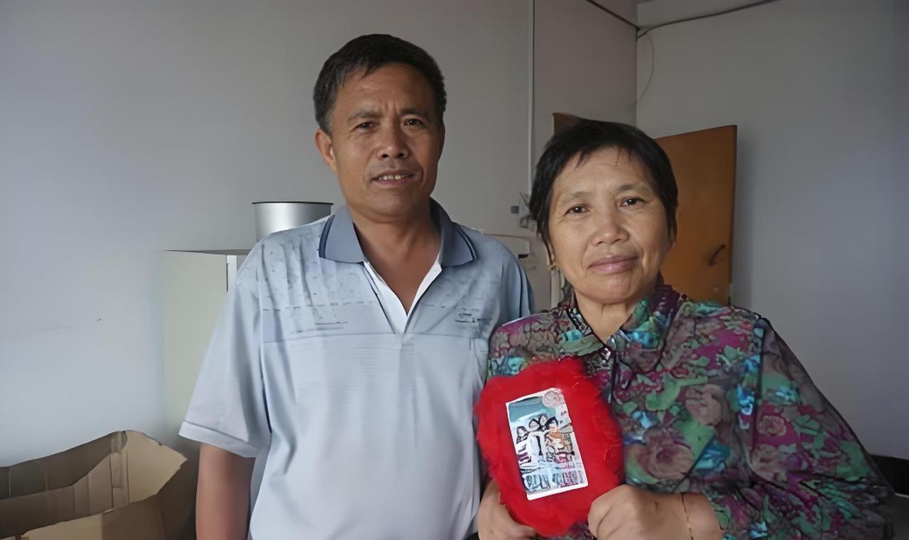 1999年，湖南一男子丧偶后再娶妻子，谁知，一天，他干完农活，回到家竟然听到妻子