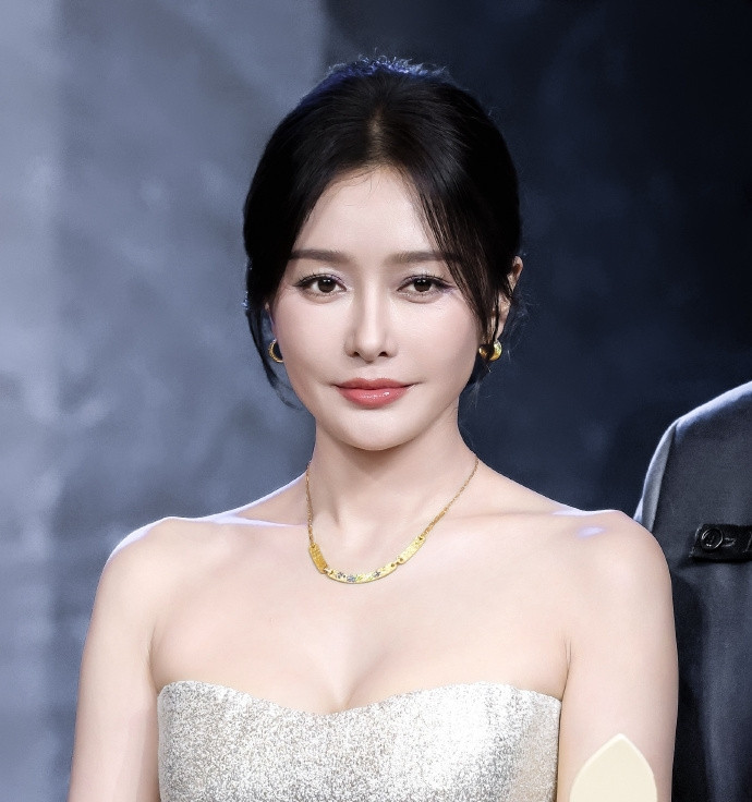 秦岚突然冲上热搜，不过不是因为恋情，而是她做了件令人万万没想到的事情。她竟然