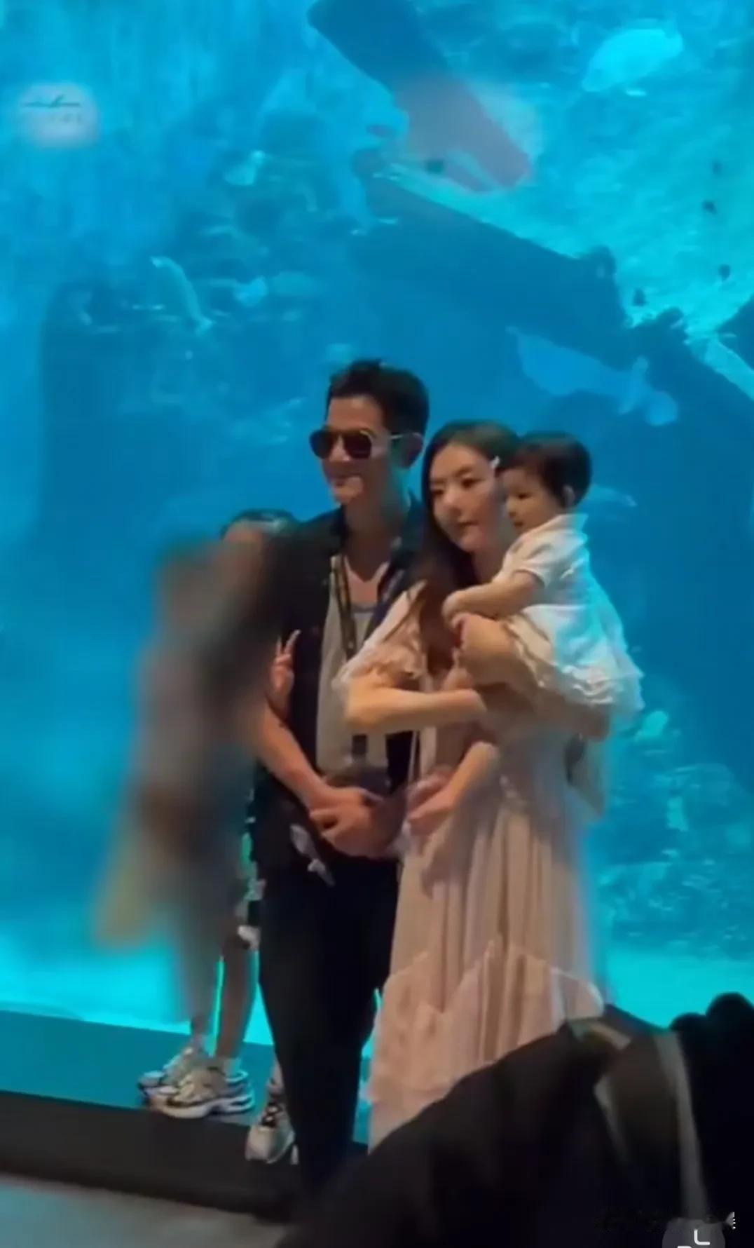 原来，郭富城带着老婆孩子去新加坡游玩，三闺女也去了。方媛和郭富城带着娃在新加坡