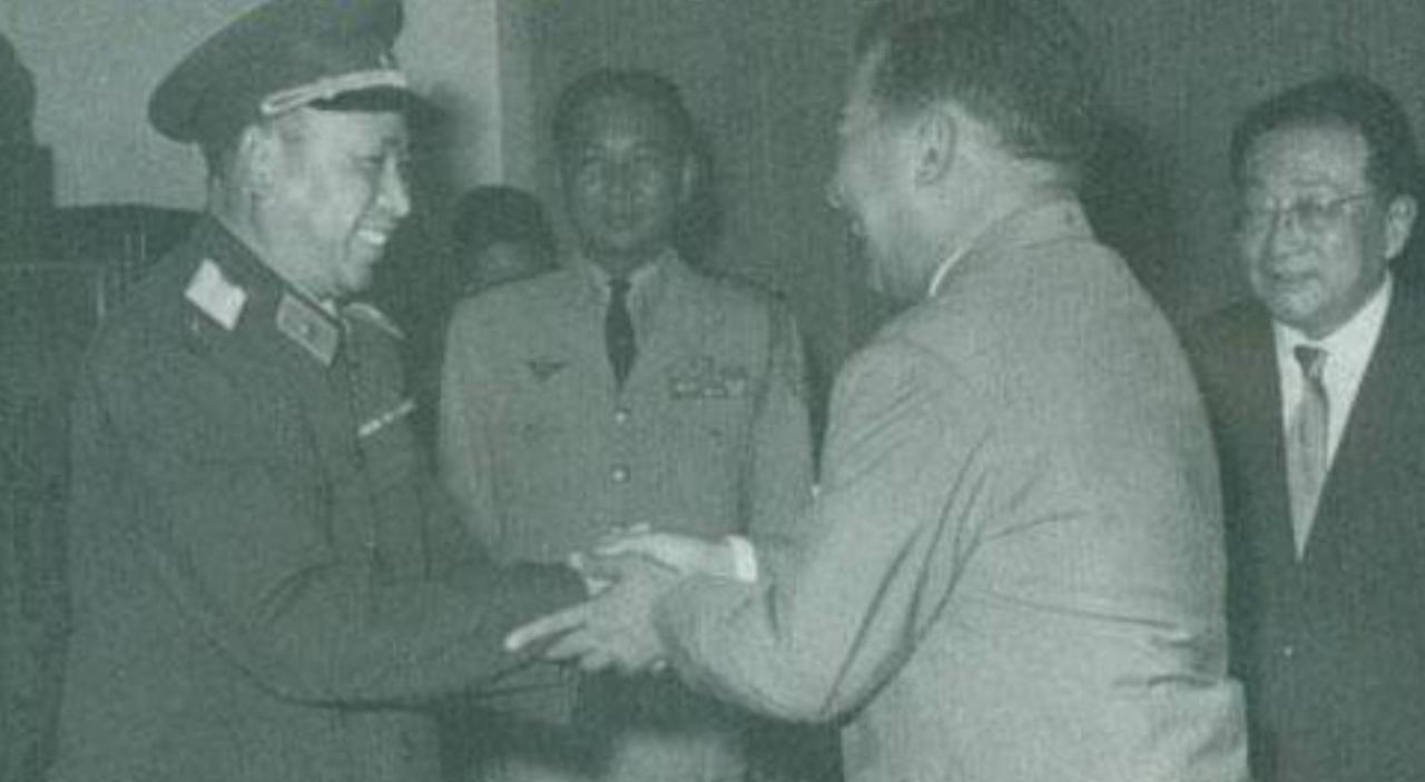 上世纪50年代的一天,广州军区代司令李天佑上将早早去上班,在司令部门口碰到了一位