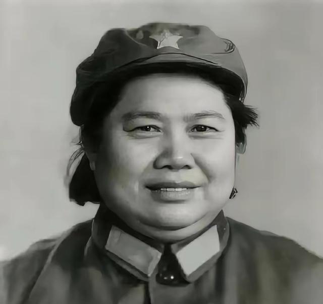 1955年冬，北京军区大院寒气逼人。刚被授予开国上将军衔的张爱萍，正准备乘车参加