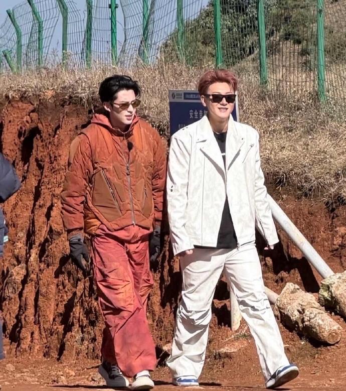 王鹤棣节目直言徐艺洋拍照丑，黄子韬当场变脸？综艺惊现尴尬一幕！王鹤棣竟在镜头