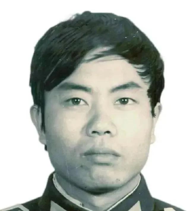 1987年，一名禁毒警察假扮回族老板潜入毒贩团伙。在一次毒贩们的饭局上，一个毒贩