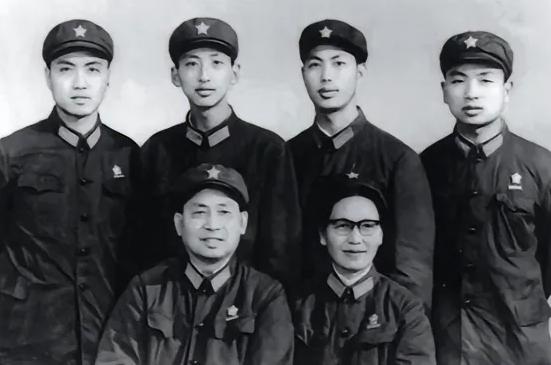 1944年，开国上将李天佑见女友家长，不料看到岳父，他才发现是熟人，不由得感叹说
