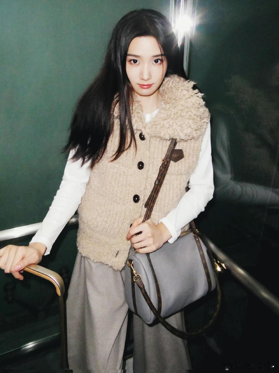 #时装周#卢昱晓出发巴黎看秀你的LV女孩已上线，期待这次时髦之行！出发图酷感十足，气质和LV适配度拉