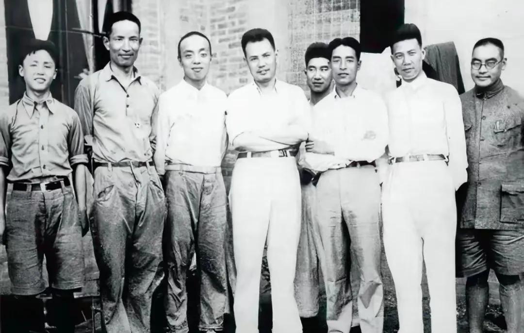 黑白老照片分享。1937年8月，画面中前排左起，童小鹏，朱瑞，杨尚坤，叶剑英，