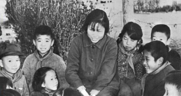 1960年，在国家人口普查中，四川凉山的一位看似普通的乡村女教师，意外成为了调查