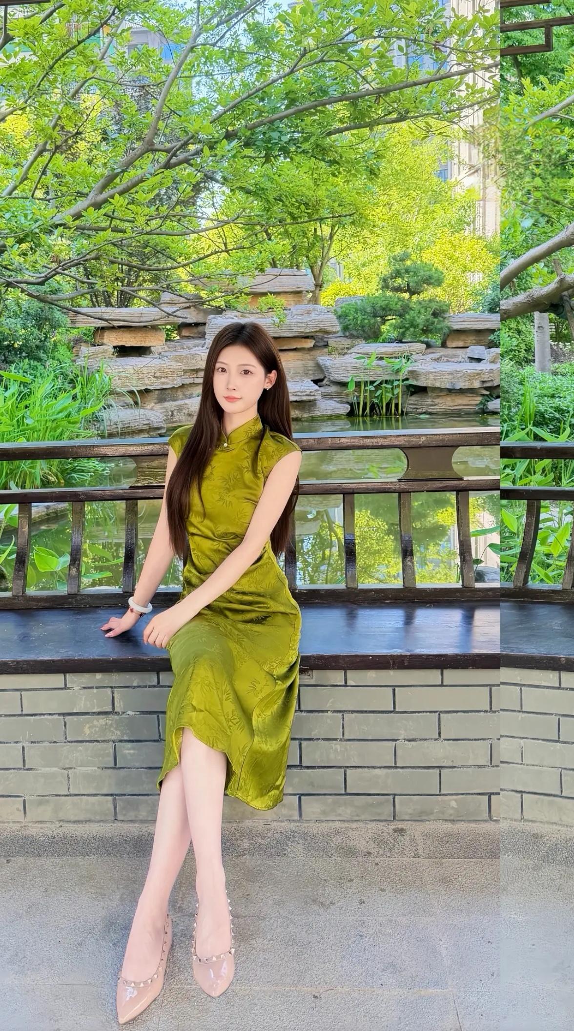 绿意盎然中，优雅坐于石凳，感受自然之美。