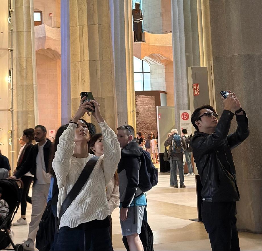 张钧甯和男友在西班牙度假，两人背影看着挺般配的，其男友是马来西亚籍导演柯汶利，电