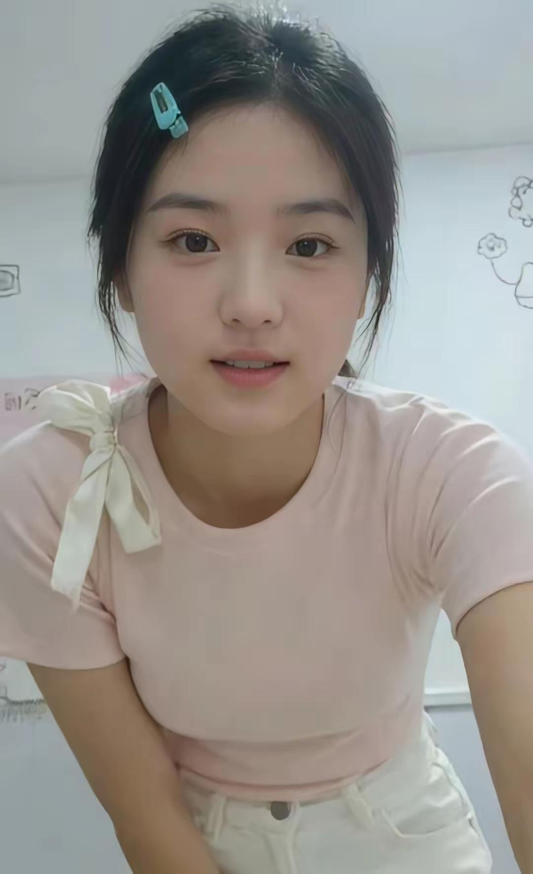 有的女孩天生就是一副美人胚子！干净清澈的眼神，白里透红的脸蛋，高高的鼻梁，樱桃般