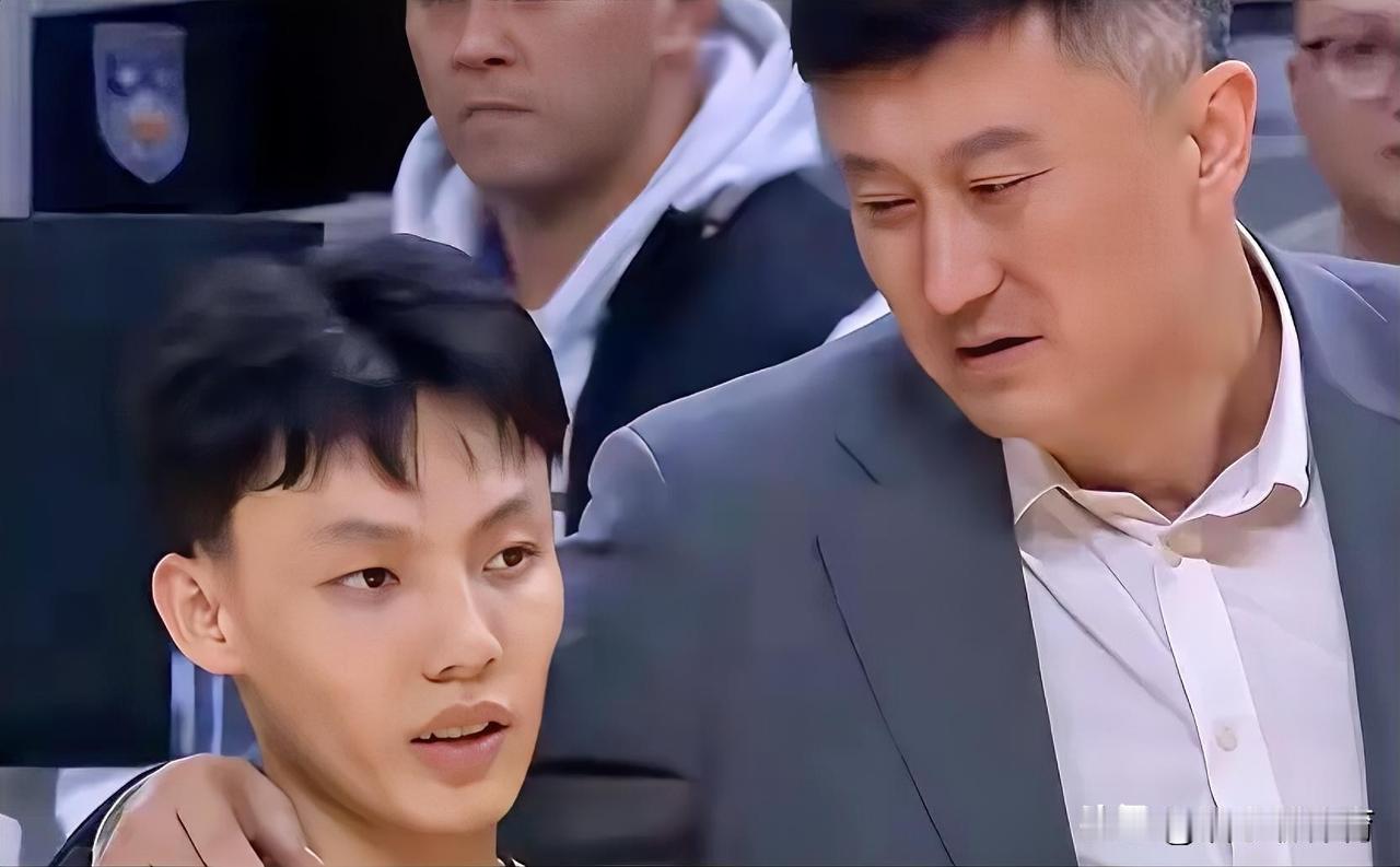 如果下赛季杜峰继续执教广东队，得不到核心地位的徐杰，加盟深圳队或许更好。27岁